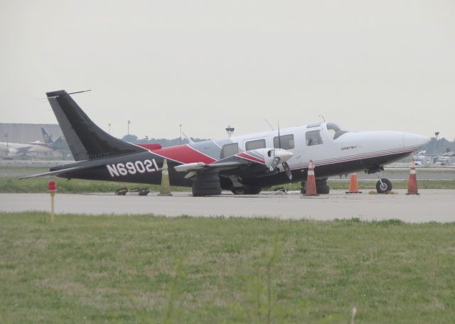 Piper Aerostar (N6902L) - Gear collapsed after landing on rwy 26. Only the pilot was onboard and he walk away.