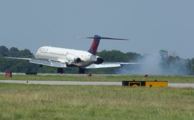 McDonnell Douglas MD-88 (N944DL)