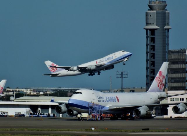 Boeing 747-400 (B-18710)