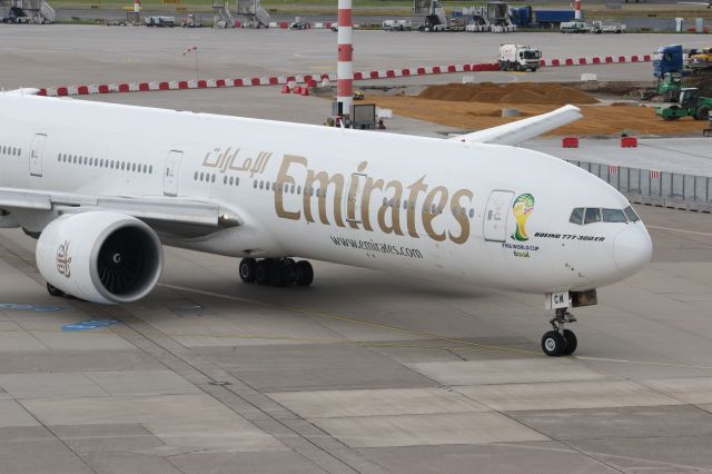 BOEING 777-300 (A6-ECW) - UAE56 EDDL-OMDB 777-300ER World Cup