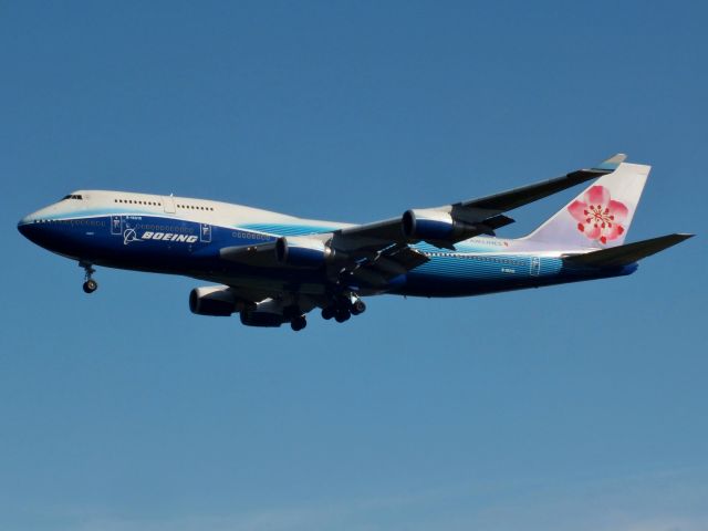 Boeing 747-400 (B-18210)