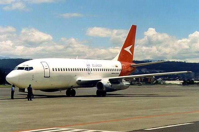 Boeing 737-700 (HC-BUG)