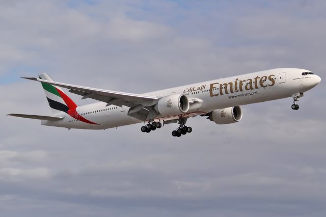 BOEING 777-300ER (A6-ECK)