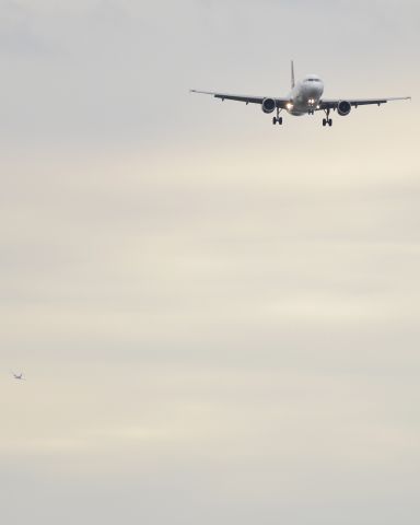 Airbus A320 (N641VA) - Coming in over the Delaware River.