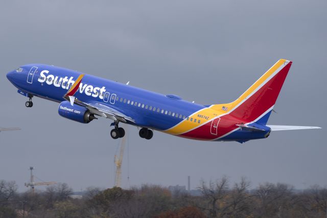 Boeing 737-800 (N8574Z)
