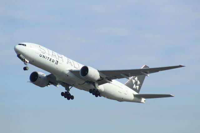 Boeing 777-200 (N77022) - A United AIrlines B777-200 wearing the 'Star Alliance' livery, taking off from LHR on runway 27L.br /br /Location: Heathrow T5 Planespotting Point.br /Date: 12.10.22 (dd/mm/yy).