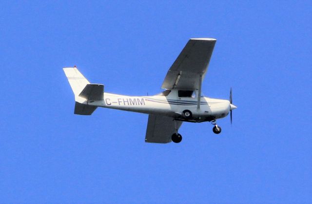 Cessna 152 (C-FHMM) - C-FHMM CESSNA 152 St-Hubert Flying School Inc survolant le Fleuve St-Laurent à Lavaltrie le 07-07-2022 à 16;19