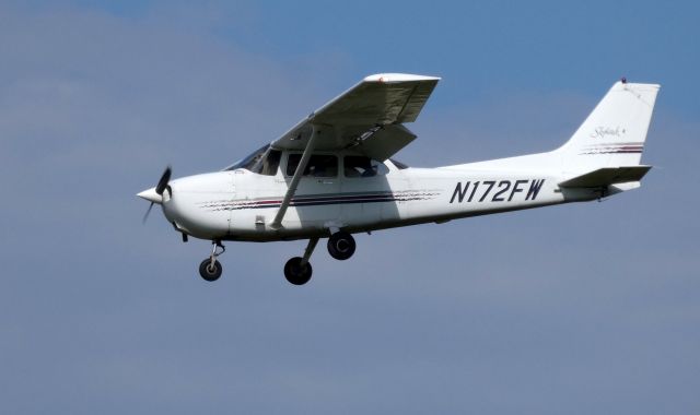 Cessna Skyhawk (N172FW) - On final is this 1997 Cessna Skyhawk 172R in the Summer of 2019.