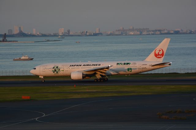 Boeing 777-200 (JA8984) - Oct.15.2016br /RWY34R