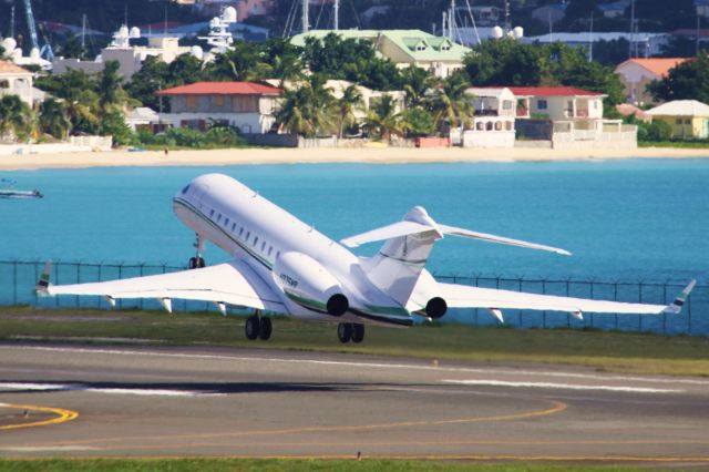 Bombardier Challenger 300 (N375WB)