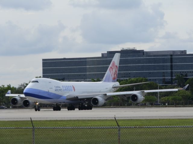 Boeing 747-400 (B-18723)