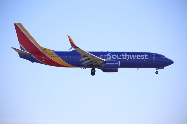 Boeing 737-800 (N8558Z)
