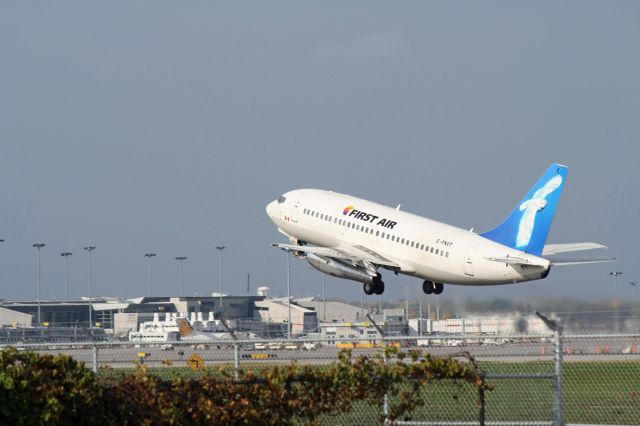 Boeing 737-700 (C-FNVT)