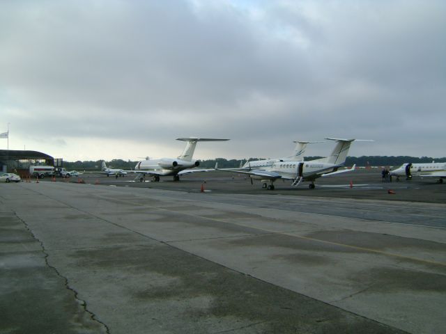 — — - Atlantic Aviation BDR ramp