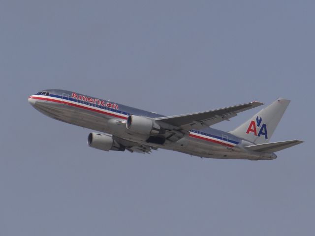 BOEING 767-200 (N327AA)