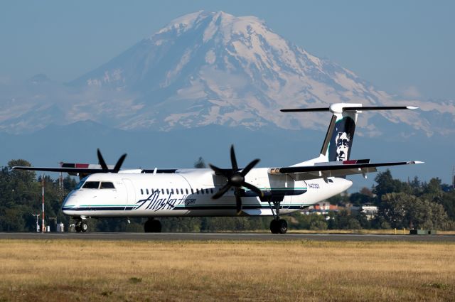 de Havilland Dash 8-400 (N433QX)