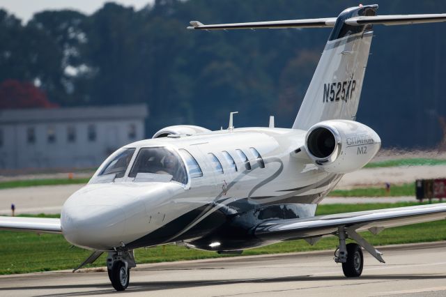 Cessna Citation CJ1 (N525XP) - N525XP is a 2022 Cessna Citation 525 seen here taxiing to the ramp shortly after landing at Atlanta's PDK executive airport. I shot this with a Canon 500mm lens. Camera settings were 1/4000 shutter, F4, ISO 160.  Please check out my other photography. Votes and positive comments are always appreciated. Questions about this photo can be sent to Info@FlewShots.com