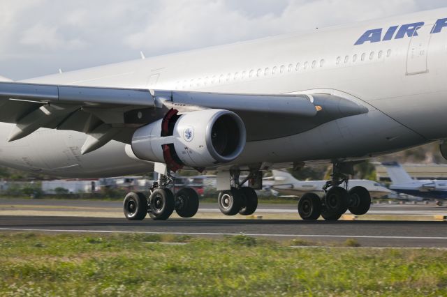 Airbus A340-300 (F-GLZU)