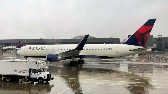 BOEING 767-300 (N1605) - Arriving from JFK as DL863