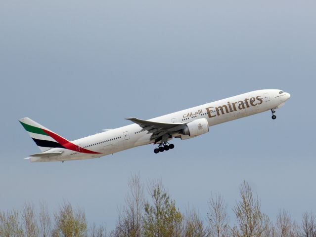 Boeing 777-200 (A6-EBO)