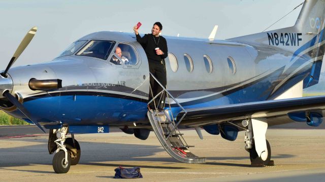 Pilatus PC-12 (N842WF) - Caption contest (Person with the camera is the co-pilot)