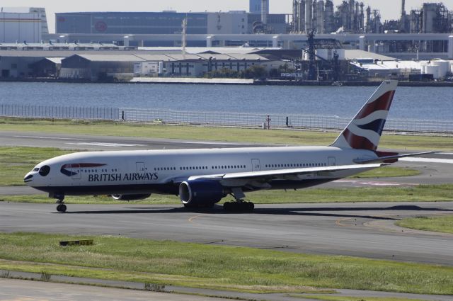 Boeing 777-200 (G-YMMH) - Taxing at Haneda Intl Airport on 2013/09/27 "Panda Nose"