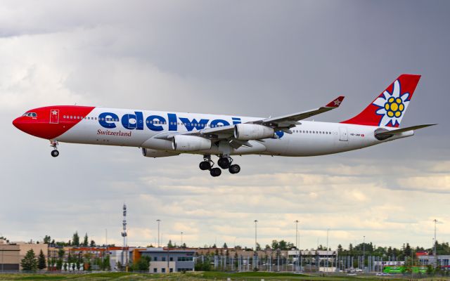 Airbus A340-300 (HB-JMF)