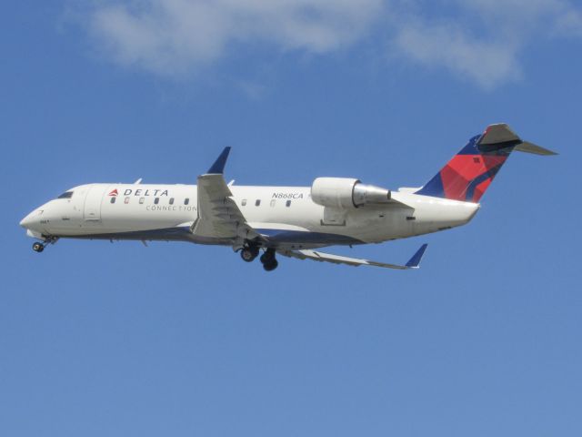 Canadair Regional Jet CRJ-200 (N868CA)