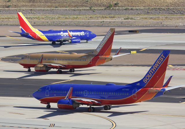 Boeing 737-700 (N711HK) - All three generations of LUV birds (Please view in "Full" for best image quality)