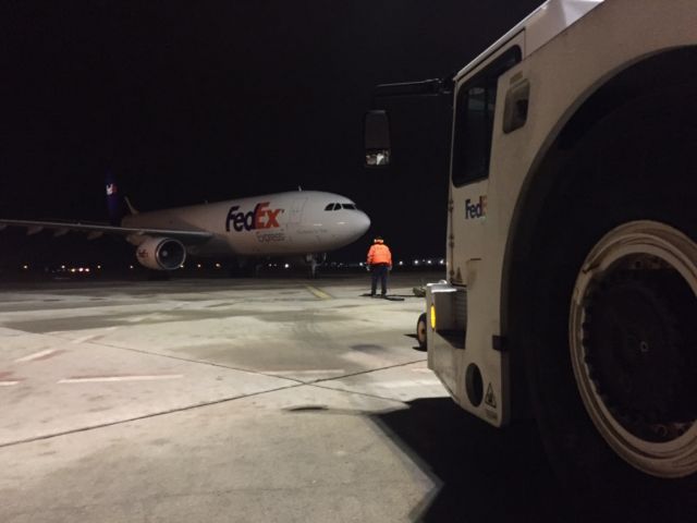 Airbus A300F4-600 (N664FD) - Lining up with the mark 