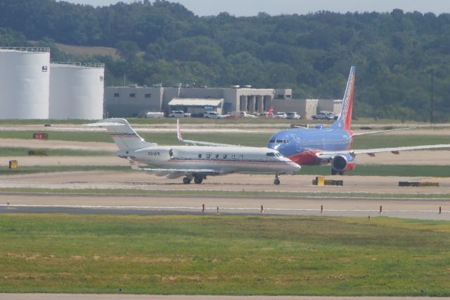 Bombardier Challenger 300 (N21FE)