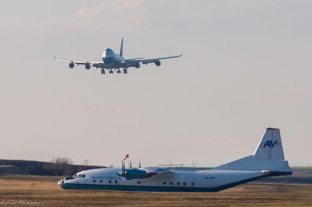 Boeing 747-200 (4K-SW800)