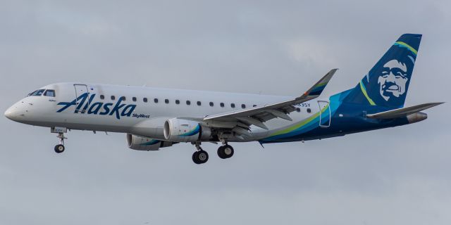 Embraer 175 (N183SY)