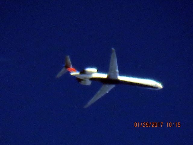 McDonnell Douglas MD-90 (N906DA)