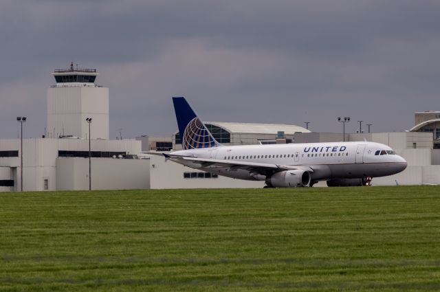 Airbus A319 (N825UA)