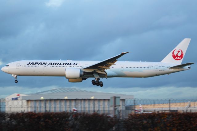 BOEING 777-300ER (JA739J) - A Japan Airlines B777-300ER -on final approach into LHR, landing on runway 27L.br /br /Location: Myrtle Ave.br /Date: 21.12.22 (dd/mm/yy).