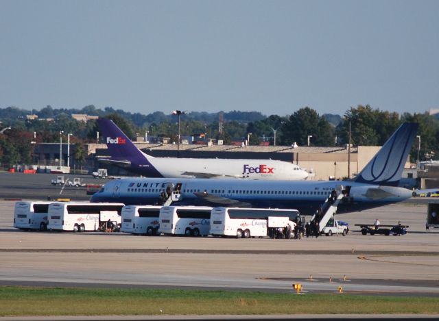 Boeing 757-200 (N501UA) - The happy Chicago Bears return to their plane after defeating the Carolina Panthers. They arrived at 5:30 pm and were airborne shortly after 6 pm. You out there on the ramp "metom7?" - 10/10/10