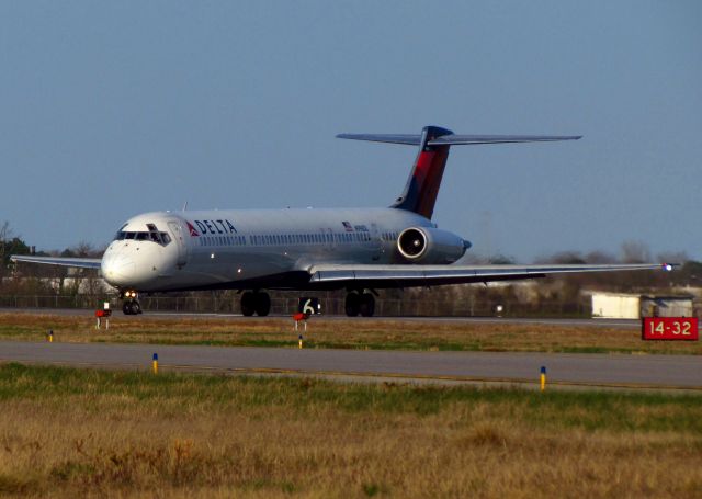 McDonnell Douglas MD-88 (N998DL)