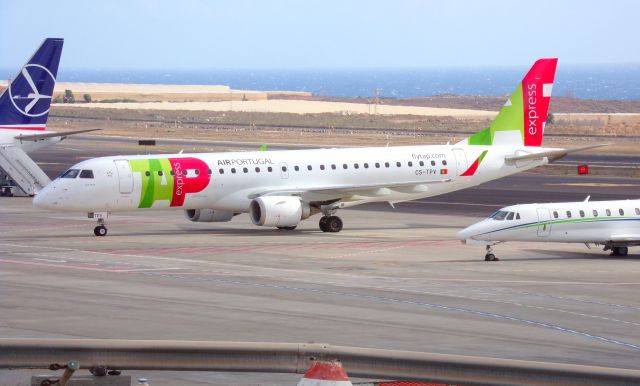 Embraer ERJ-190 (CS-TPV) - Diverted from Funchal to Tenerife South (Reina Sofía Airport)