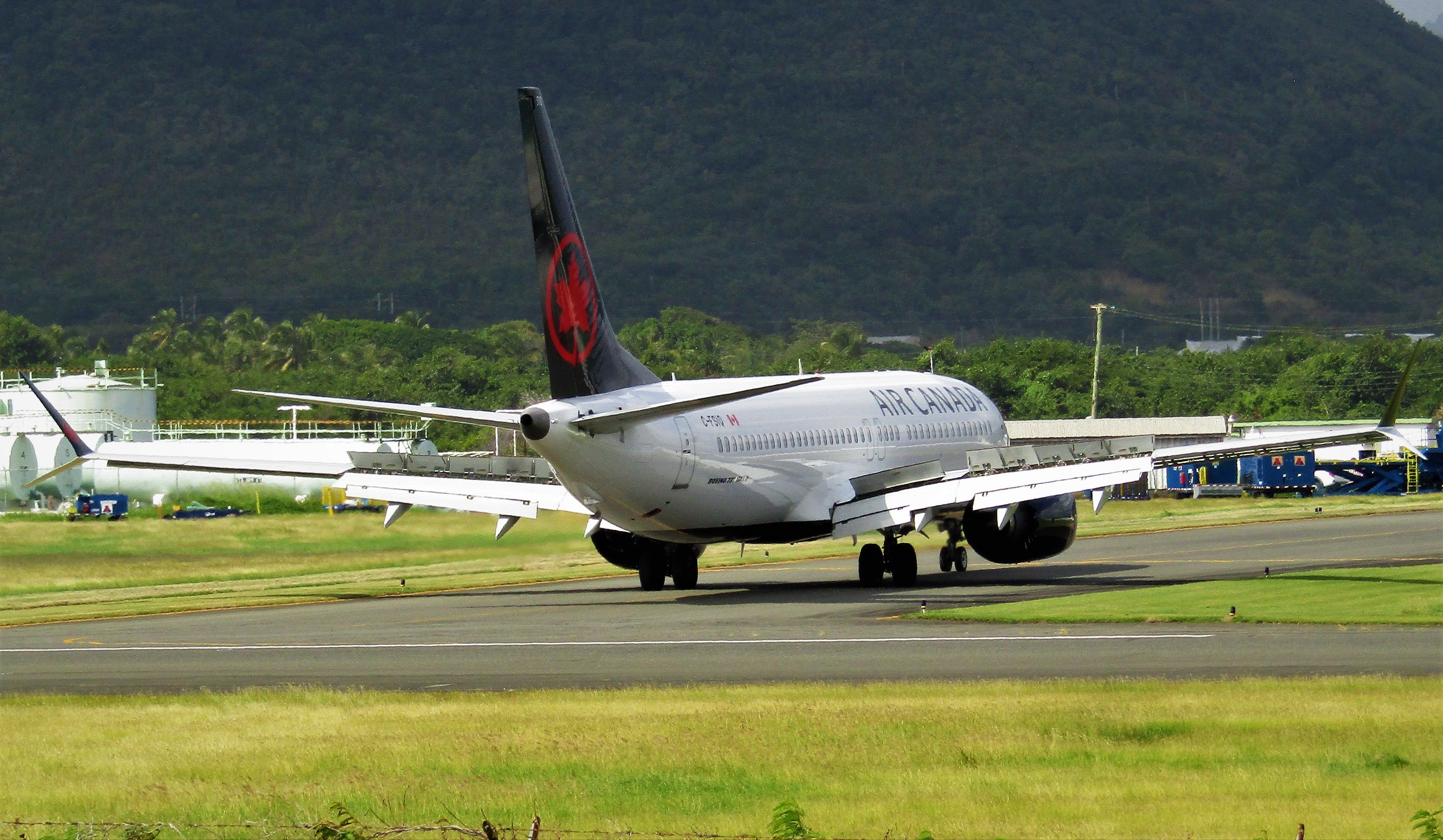 Boeing 737 MAX 8 (C-FSIQ)