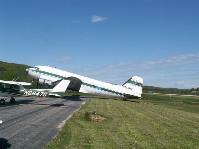 Douglas DC-3 (N353MM)