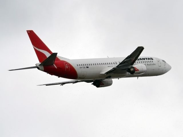 BOEING 737-400 (VH-TJU) - Getting airborne off runway 23. Tues 27th December 2011.