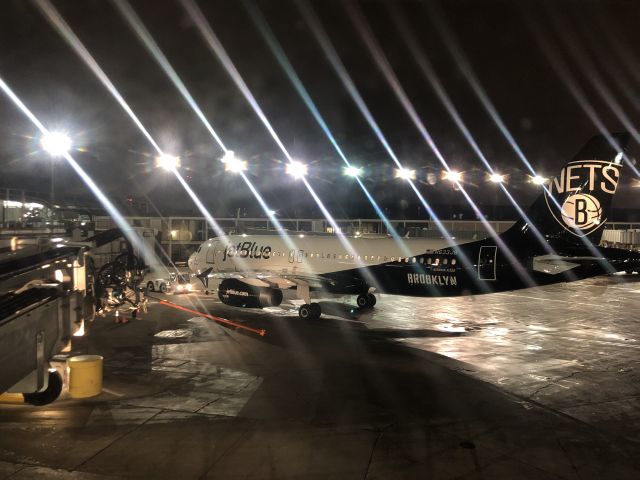 Airbus A320 (N633JB) - Deicing ship number N633JB