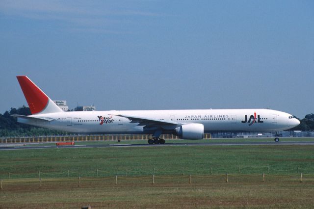 BOEING 777-300 (JA731J) - Departure at Narita Intl Airport Rwy16R on 2005/10/02