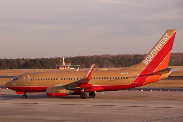 Boeing 737-700 (N714CB) - N714CB in classic Southwest Airlines livery.