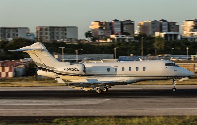 Bombardier Challenger 300 (N290CL)