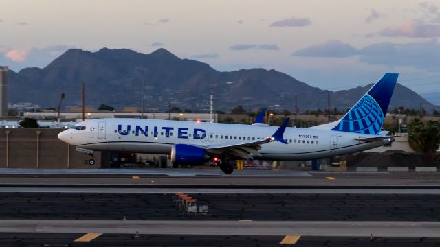 Boeing 737 MAX 8 (N37257) - United Airlines 737 MAX 8 landing at PHX on 3/6/2022. Taken with a Canon 850D and Canon 75-300mm lens.