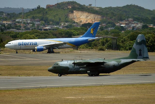 Lockheed C-130 Hercules (FAB2477) - LOCKHEED C-130M HERCULES (FORÇA AÉREA BRASILEIRA 2477) & AIRBUS 300B4-203F (STERNA AIRLINES  PR-STN)