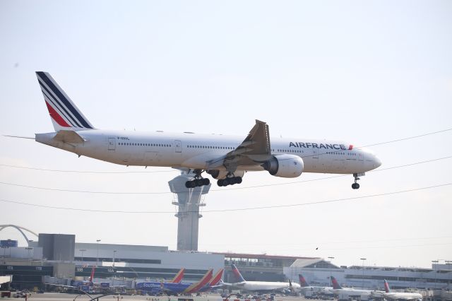 BOEING 777-300ER (F-GSQL)