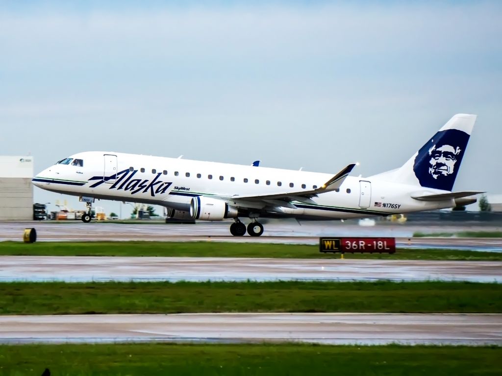 Embraer 170/175 (N176SY)